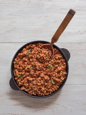 Sebze ile haşlanmış mercimek. Rustik gıda.