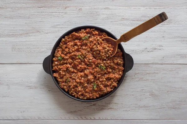 Gedünstete Linsen mit Gemüse. Rustikales Essen. — Stockfoto