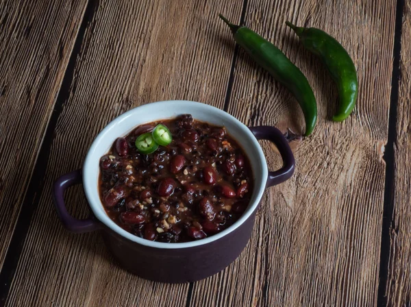 Czerwona fasola z quinoa i chili. Kuchnia Meksykańska. — Zdjęcie stockowe