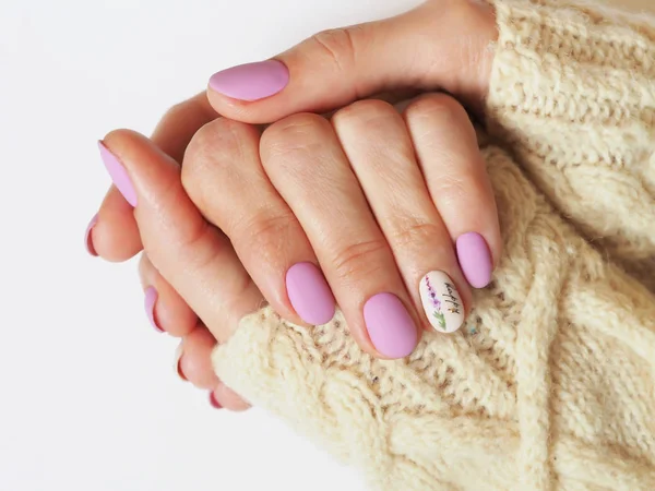 Trendy Lila manicure ontwerp in de hand. — Stockfoto