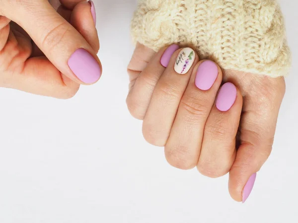 Trendy Lila manicure ontwerp in de hand. — Stockfoto