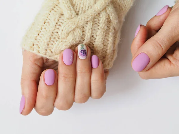 Trendy Lila manicure ontwerp in de hand. — Stockfoto