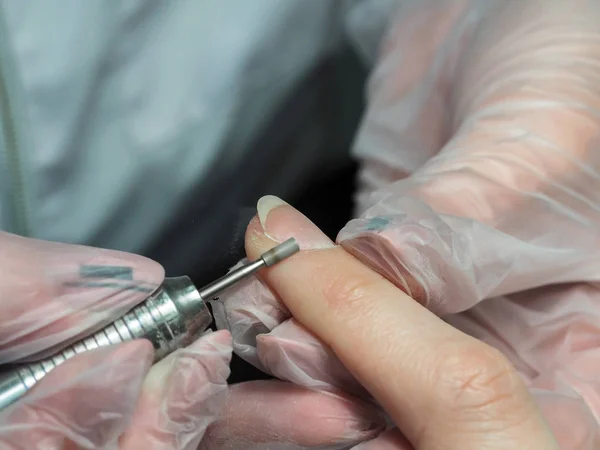 Hardware manicure. Behandeling van nagel kotters. — Stockfoto