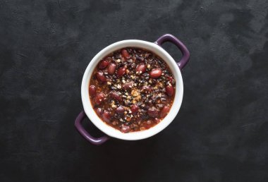 Kırmızı fasulye pirinç çorbası. Kuru fasulye ile Çin çanak.