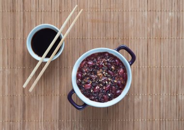 Kırmızı fasulye pirinç çorbası. Kuru fasulye ile Çin çanak.