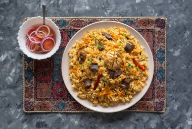 Büyük bir tabak üzerinde kuzu pilav. Asya geleneksel çanak.