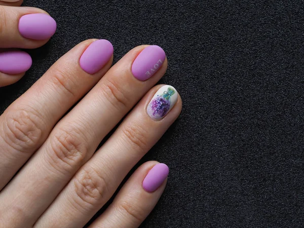 Design modny manicure liliowy w dłoni. — Zdjęcie stockowe