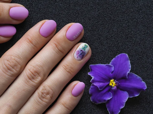 Diseño de manicura lila de moda en la mano . —  Fotos de Stock