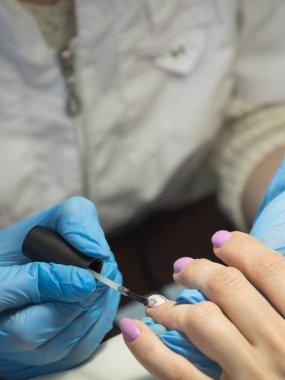 Manikür prosedürleri. Tırnak cilası, yakın plan..