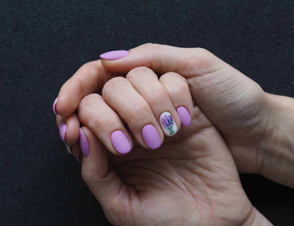 Fashionable lilac manicure design in the hand. — Stock Photo, Image
