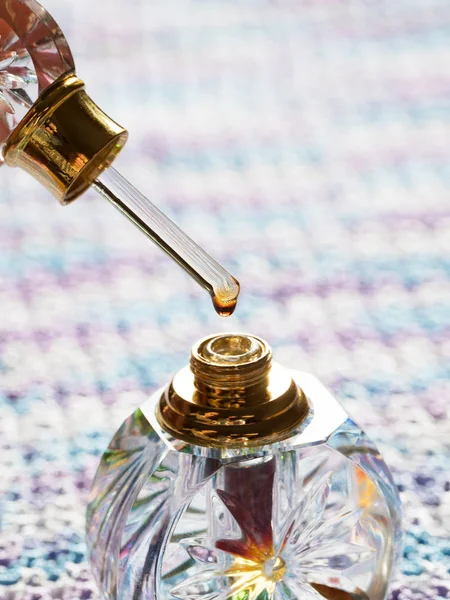 Arabian oud attar parfém ve skleněných lahvích. — Stock fotografie