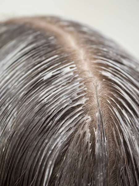 Cabello teñido en la cabeza. Separación del cabello en la cabeza . — Foto de Stock