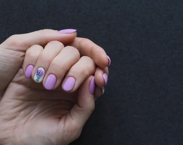 Design de manucure lilas à la mode dans la main . — Photo