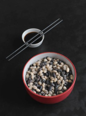 Çince siyah ve beyaz siyah fasulyeli ihtiva eder 