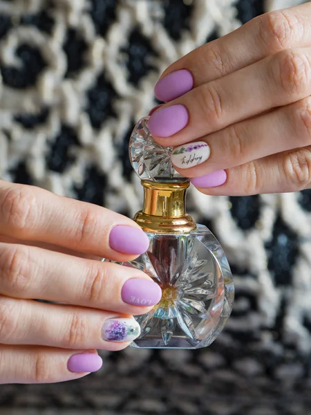 Perfume de aceite en una botella de vidrio en sus manos . —  Fotos de Stock