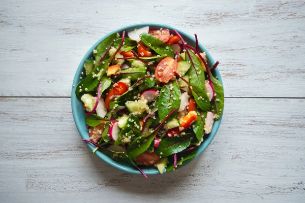 Salade de quinoa aux feuilles et légumes verts . — Photo