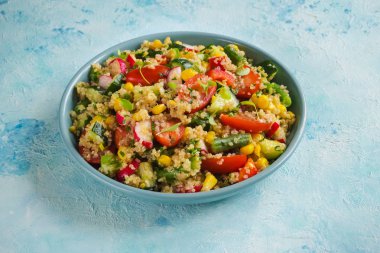 Quinoa salata yeşil yaprakları ve sebze ile. 