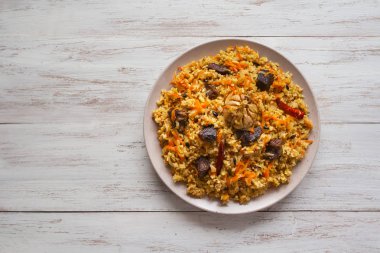 Et Pilaf tabağı. Asya yemeği. Üst görünüm.