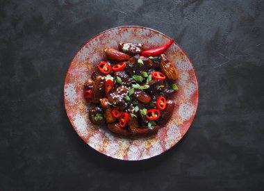 Siyah bir tarih sos ile Fas sığır tagine 