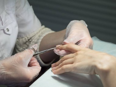 Tırnak makas ile Cuticle düzeltme. Yakın çekim. 