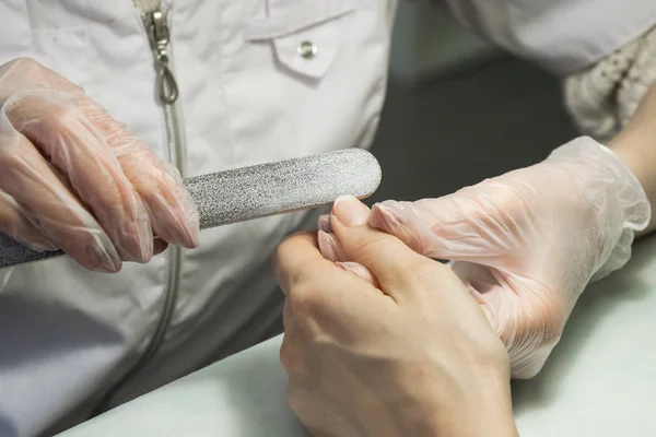 Behandeling van nagels met een nagelvijl. — Stockfoto