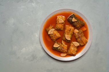 Lahana pirinç ve sebze ile alır. Ramazan gıda.