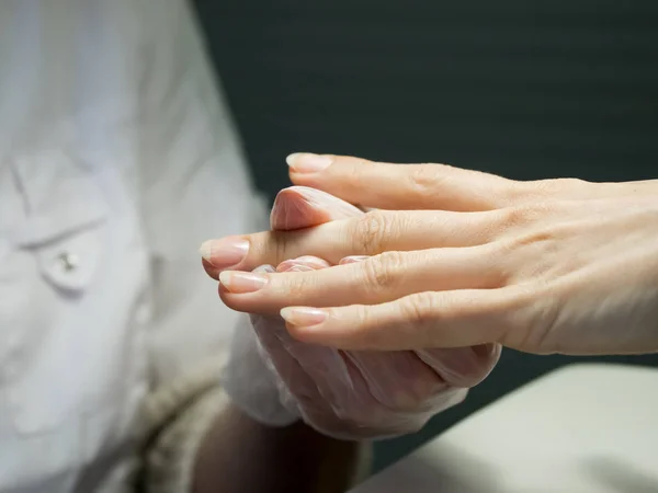 Examen de las manos del médico . — Foto de Stock