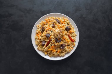 Siyah bir masaya bir tabak içinde et Biryani.