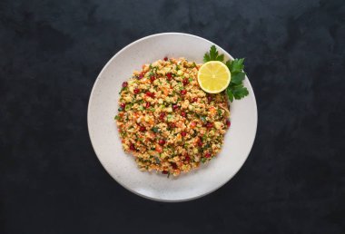 Ramazan yemek. Kuskus ve nar salatası.