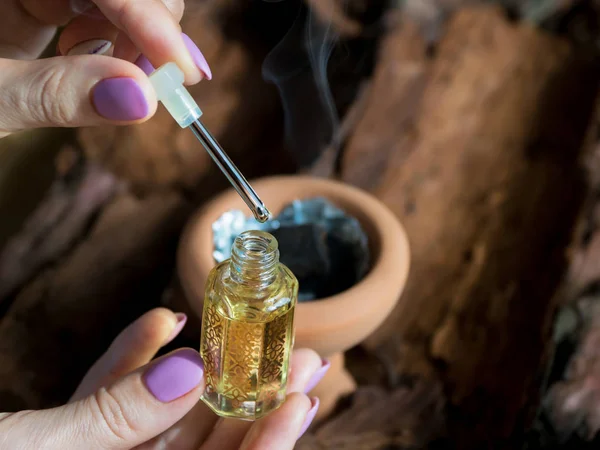 Perfume de attar árabe o fragancias de aceite de madera de agar . — Foto de Stock
