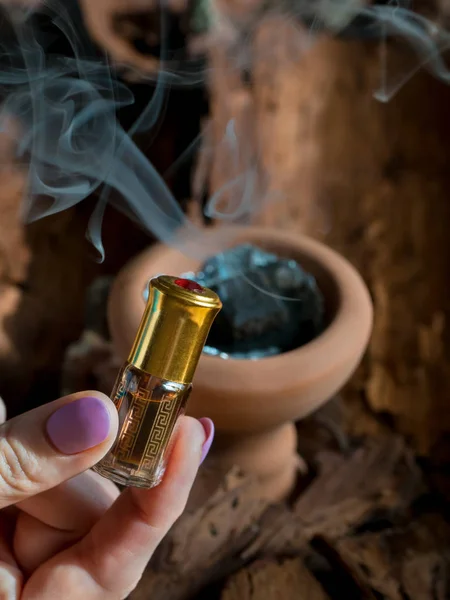 Perfume de attar árabe o fragancias de aceite de madera de agar . — Foto de Stock