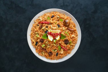 Ramazan yemek. Pirinç ve fındık ile vejetaryen Kabsa.