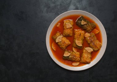 Lahana pirinç ve sebze ile alır. Üstten Görünüm.