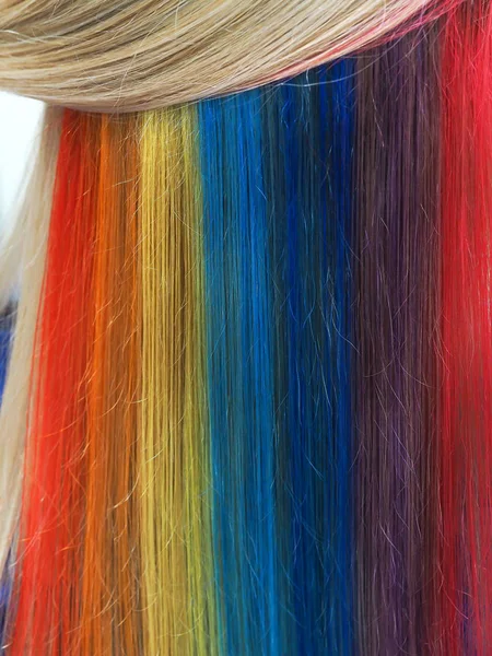 Різнокольорове волосся. Кольорове фарбування волосся . — стокове фото