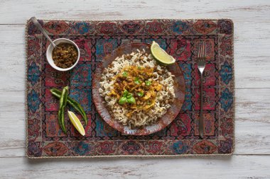 Mujadarra - pirinç ve mercimek ile Arap çanak.