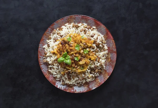 Mujadarra - arabisches Gericht mit Reis und Linsen. — Stockfoto