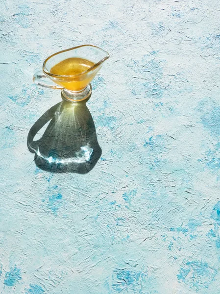 Olivový olej na modré sluneční stůl. Pohled shora. — Stock fotografie