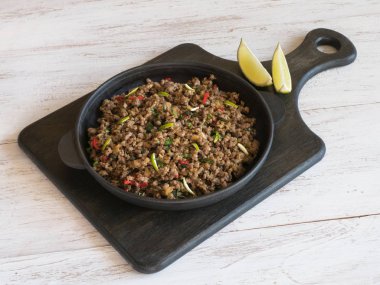 Beyaz ahşap bir masa üzerinde Hint kıyılmış et Qeema. 