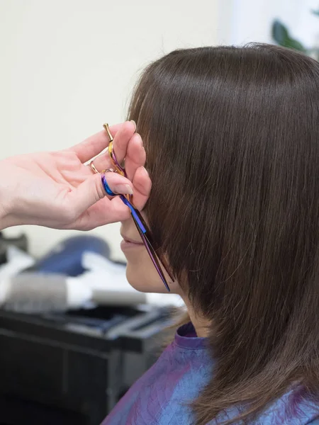 Technique Cutting Scissors Scissors Hand Close Cut Hair His Head — Stock Photo, Image