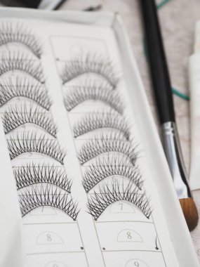 Kutuda yanlış kirpik var. Yakın çekim. 