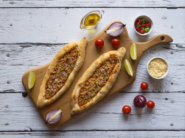 Türk pizzaları düz ahşap masada yatıyordu. Üst görünüm.