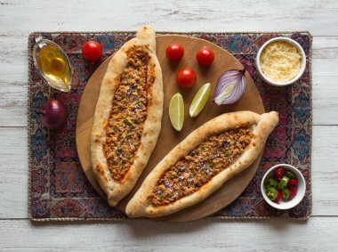 Beyaz ahşap arka planda Arap pizza lahmacun.