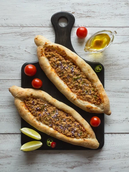 Арабская пицца Lahmacun на белом деревянном фоне . — стоковое фото