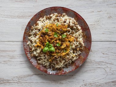 Mujadarra-Beyaz ahşap artalan üzerinde Arap çanak