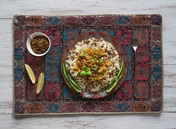 Mujadarra - piatto arabo su sfondo di legno bianco — Foto Stock