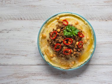 Etli humus. Kuzu geleneksel Arap gıda. 