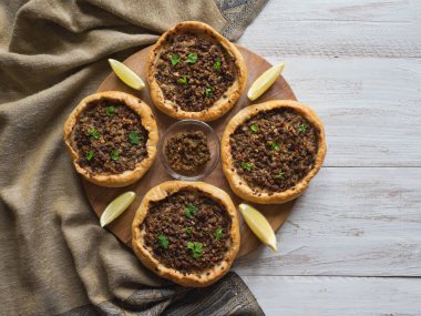 Sığır Mince Sfiha-Arap açtı et Pies.