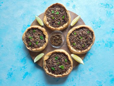 Arap mavi arka planda et turtaları açtı.