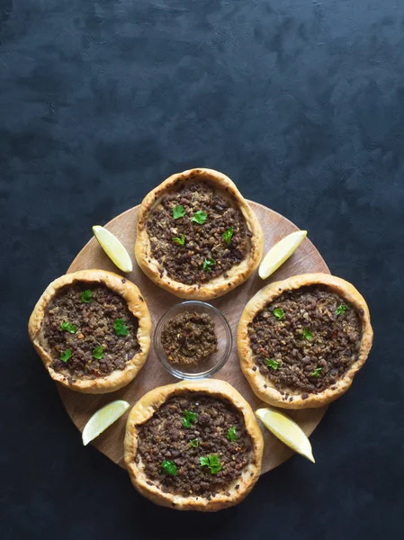 Arabian abrió pasteles de carne sobre fondo negro . — Foto de Stock