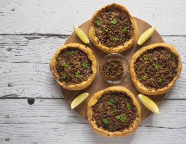 Ahşap bir masa üzerinde Arapça et sfiha. Üst görünüm.